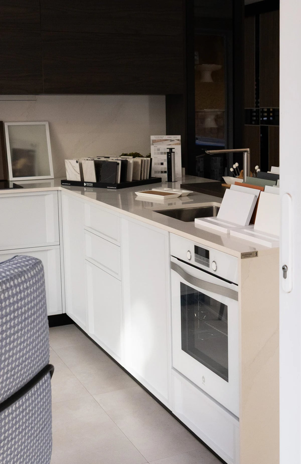 Cocina de exposición con horno, muebles y muestras de acabados en Muebles Amate