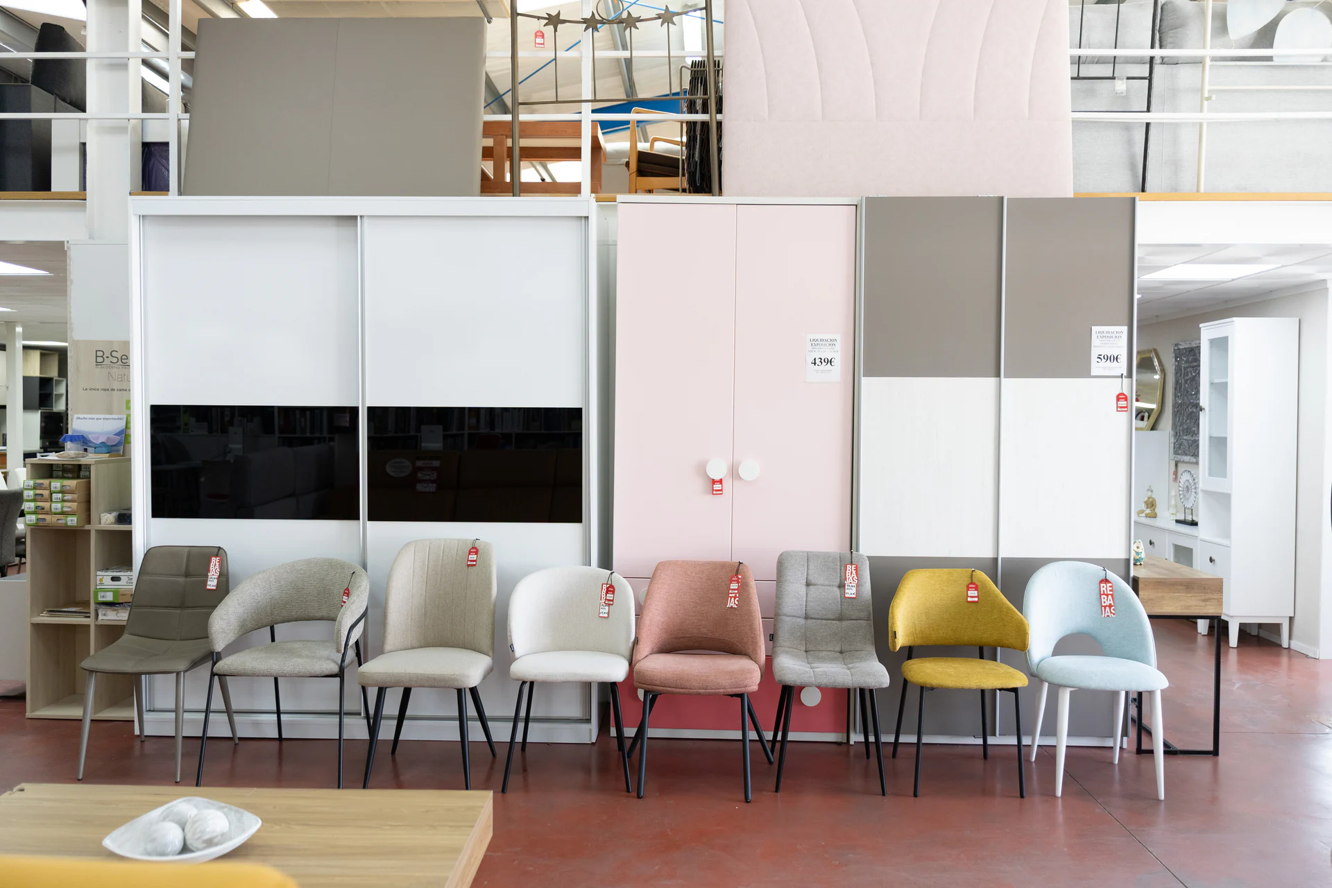 Selección de sillas de comedor delante de armarios en Muebles Amate