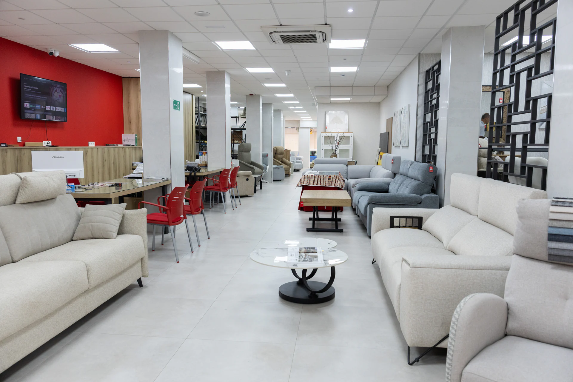 Vista amplia de la exposición de sofás y mobiliario en Muebles Amate