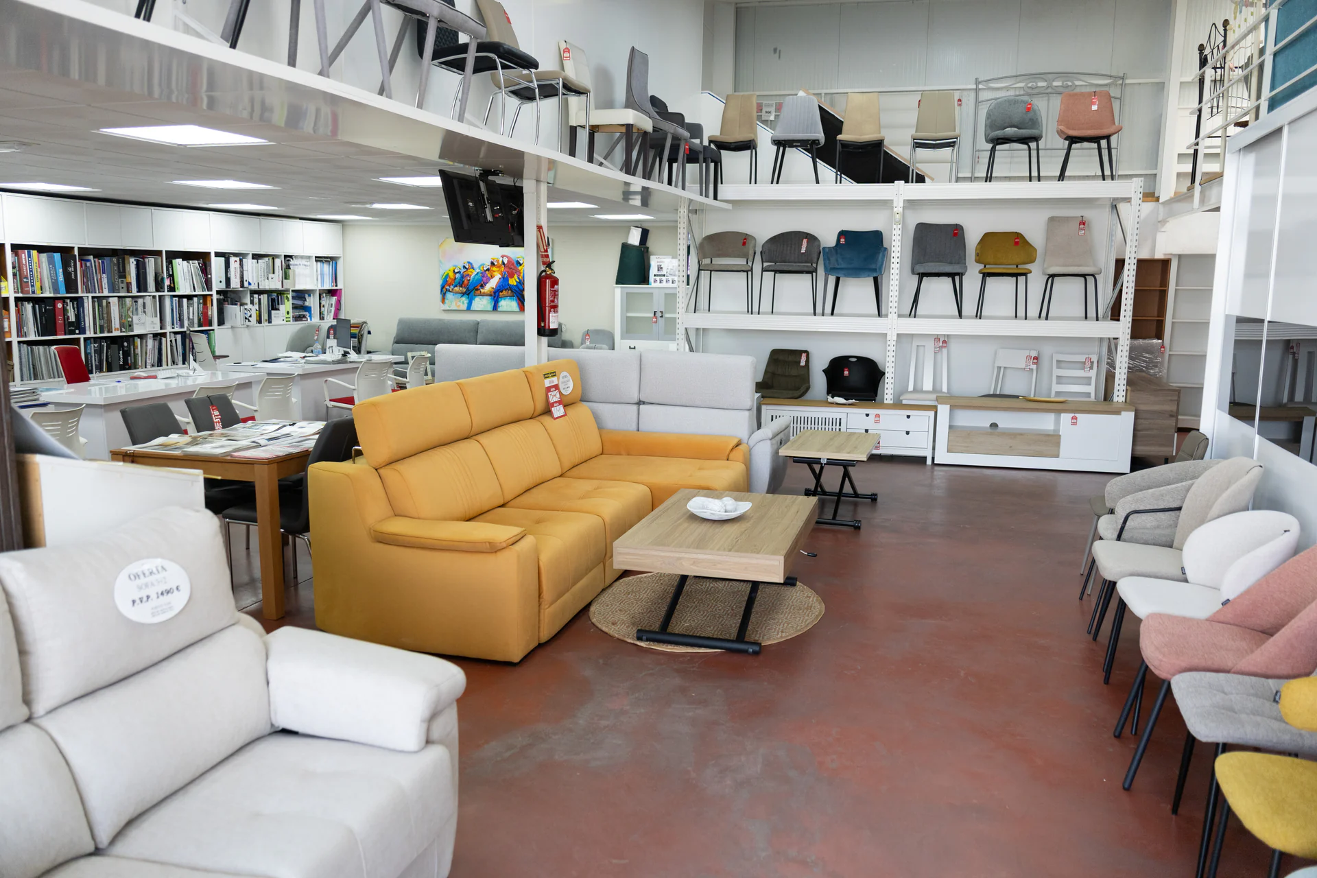 Exposición de sofás, sillones y sillas en Muebles Amate