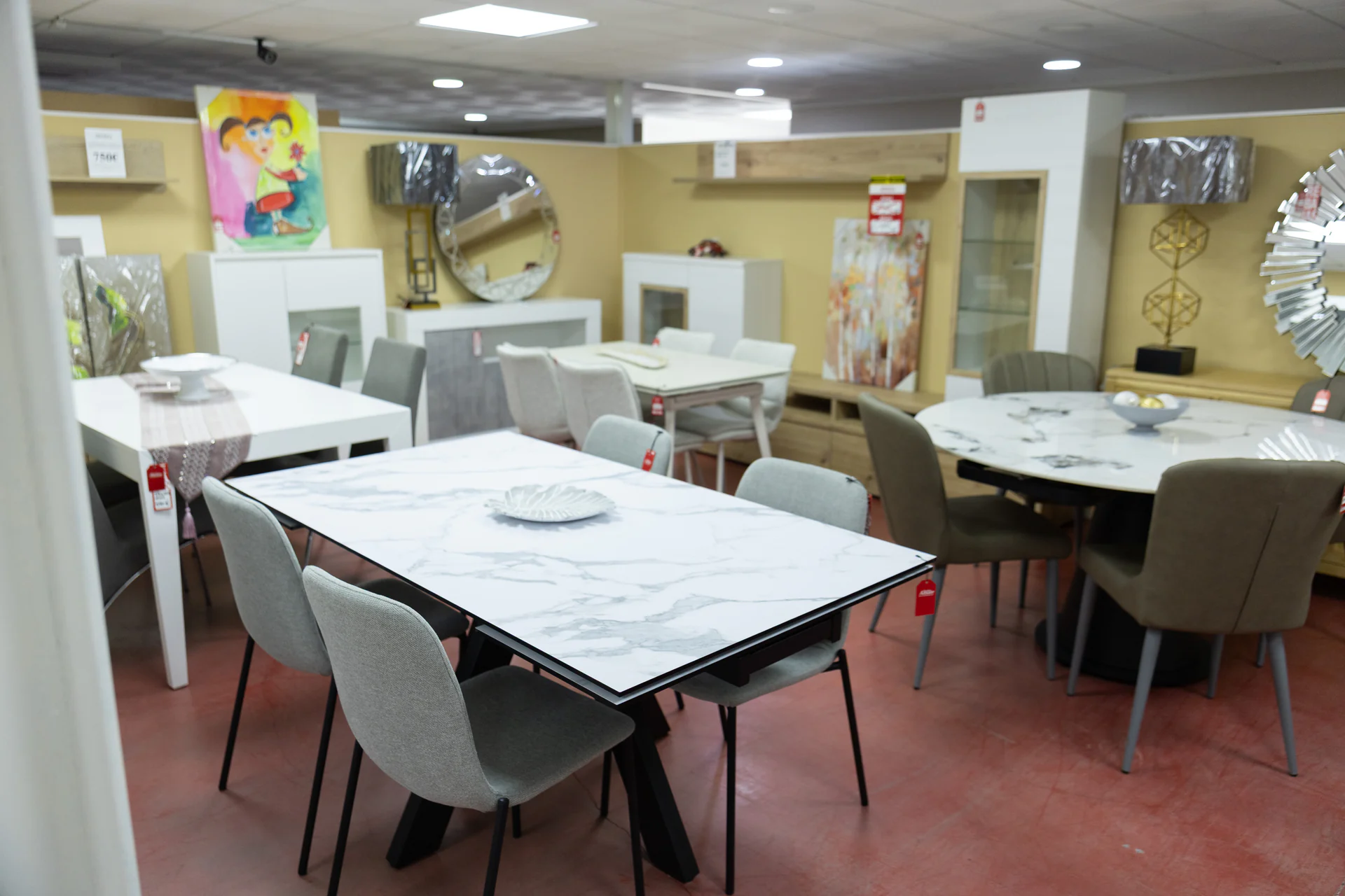 Mesas y sillas de comedor en la exposición de Muebles Amate