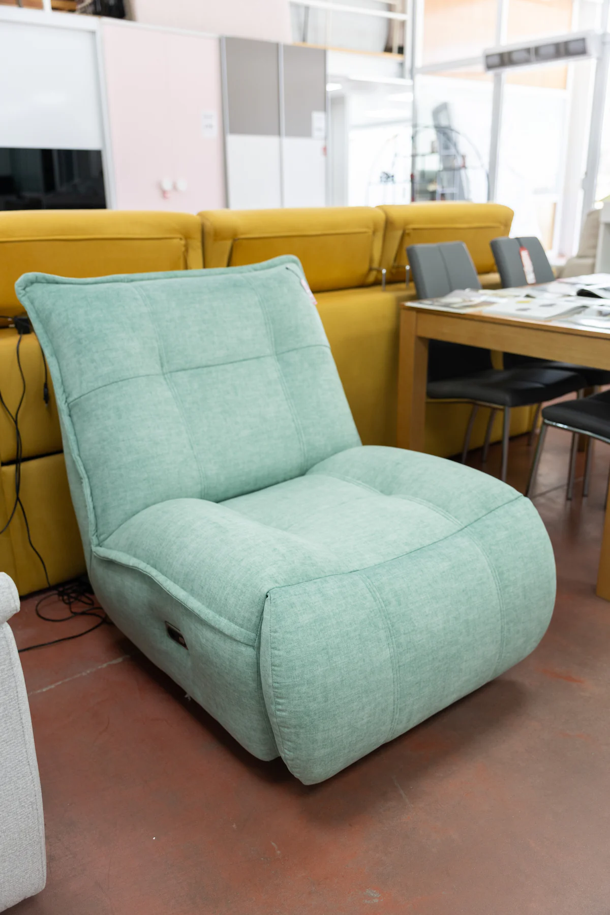 Sillón verde claro fotografiado en la exposición de Muebles Amate